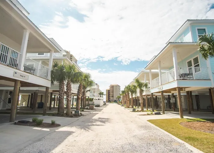 Modern 3 Bedroom With Community Pool And Directly Across The Street From The Beach! Holiday home *