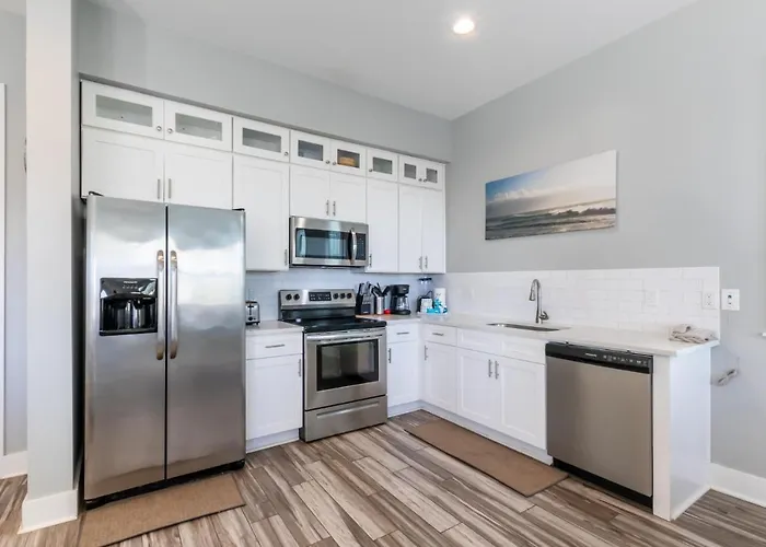 Holiday home Modern 3 Bedroom With Community Pool And Directly Across The Street From The Beach! *