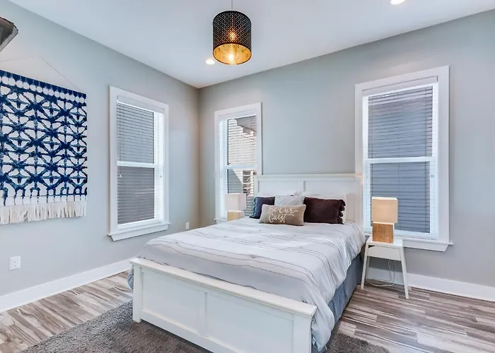 Holiday home Modern 3 Bedroom With Community Pool And Directly Across The Street From The Beach!