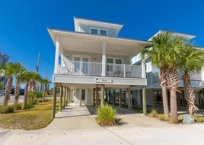 Modern 3 Bedroom With Community Pool And Directly Across The Street From The Beach! Gulf Shores