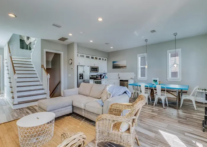Holiday home Modern 3 Bedroom With Community Pool And Directly Across The Street From The Beach! *