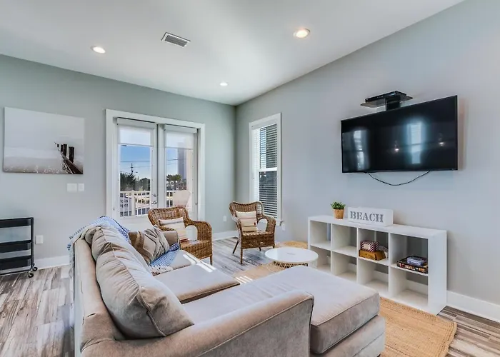 Modern 3 Bedroom With Community Pool And Directly Across The Street From The Beach! Gulf Shores