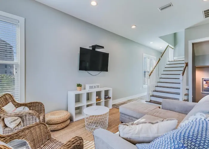 Holiday home Modern 3 Bedroom With Community Pool And Directly Across The Street From The Beach!