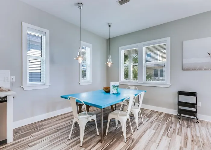 Modern 3 Bedroom With Community Pool And Directly Across The Street From The Beach! * Gulf Shores