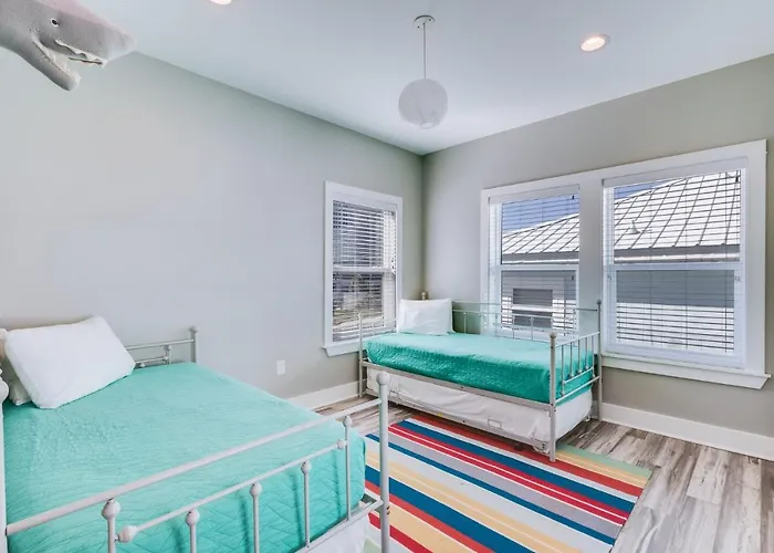 Modern 3 Bedroom With Community Pool And Directly Across The Street From The Beach! Gulf Shores