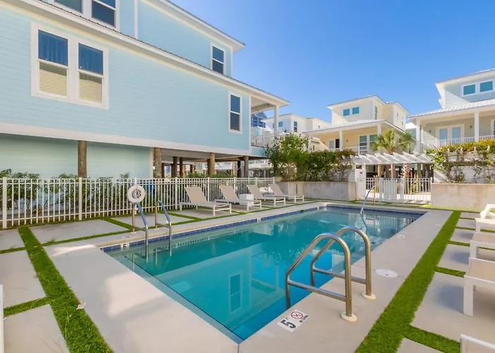 Modern 3 Bedroom With Community Pool And Directly Across The Street From The Beach! Holiday home Gulf Shores