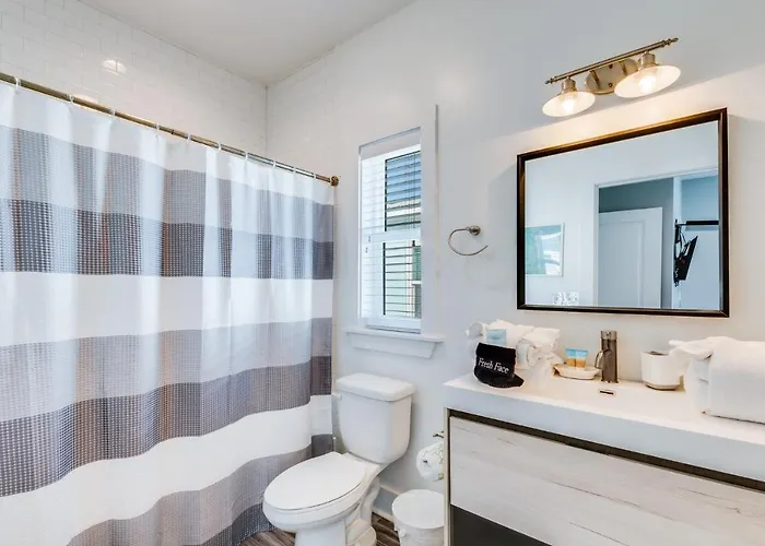 Modern 3 Bedroom With Community Pool And Directly Across The Street From The Beach! Holiday home