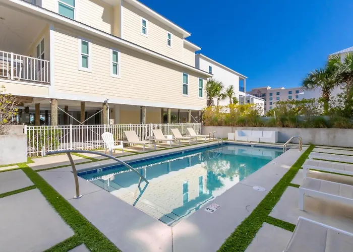 Modern 3 Bedroom With Community Pool And Directly Across The Street From The Beach! Holiday home *