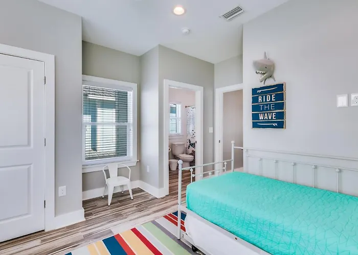 Holiday home Modern 3 Bedroom With Community Pool And Directly Across The Street From The Beach!