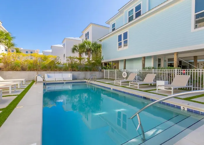 Holiday home Modern 3 Bedroom With Community Pool And Directly Across The Street From The Beach! *