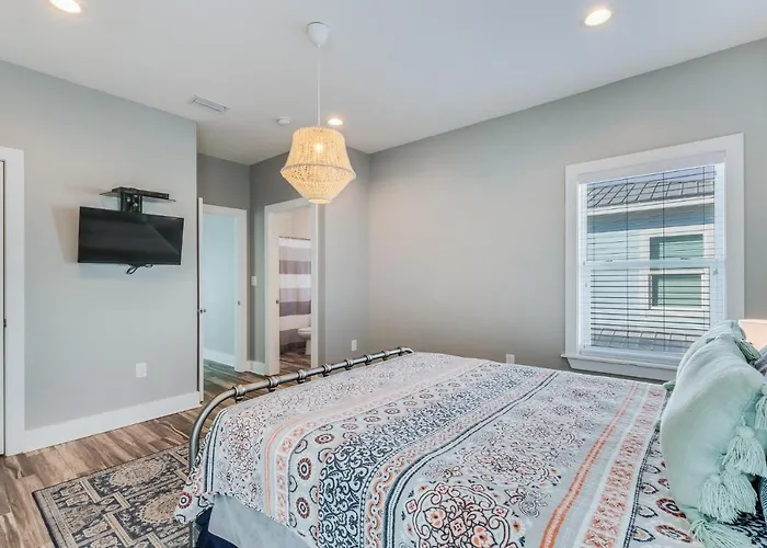 Holiday home Modern 3 Bedroom With Community Pool And Directly Across The Street From The Beach! *