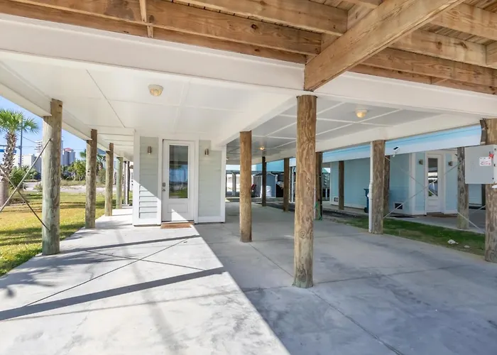 Holiday home Modern 3 Bedroom With Community Pool And Directly Across The Street From The Beach! *