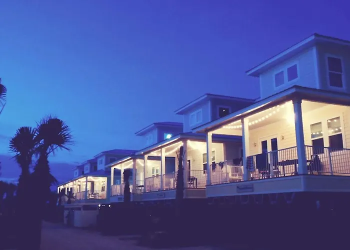 Holiday home Modern 3 Bedroom With Community Pool And Directly Across The Street From The Beach! *