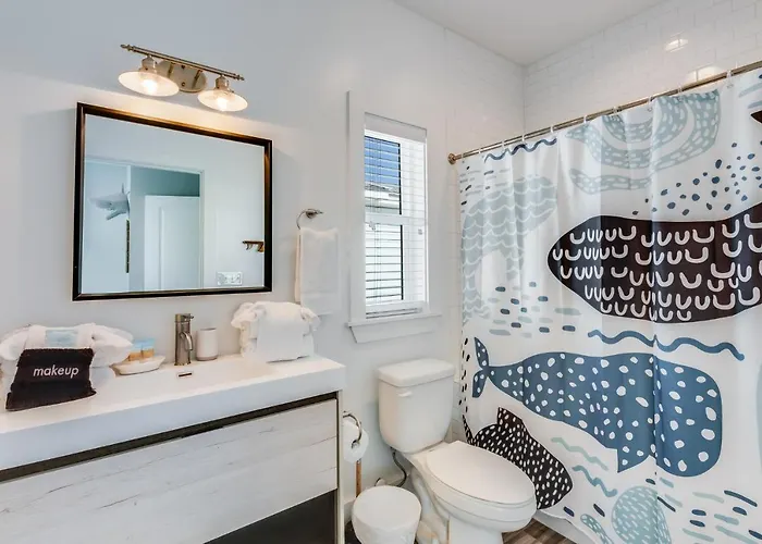 Modern 3 Bedroom With Community Pool And Directly Across The Street From The Beach! Holiday home Gulf Shores